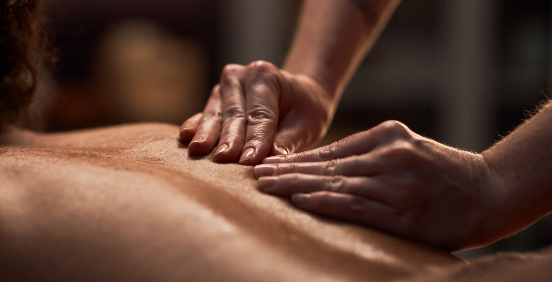 banner1 Masseuse using petrissage technique when massaging back of client